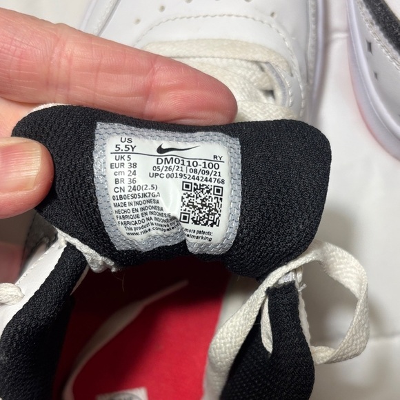 Nike Court Borough Low 2
SE 5.5Y ‘White Very Berry'/ Black Sneakers - Picture 6 of 12